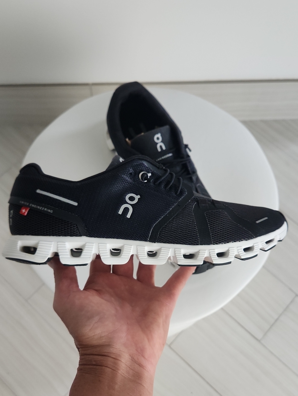 On Running Cloud 5 Women's Sneakers Black/White Size 9 LIKE NEW - Picture 11 of 15